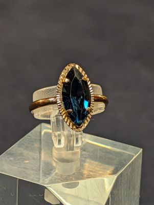 Bague en métal doré ornée d'une pierre bleue en navette, TDD…