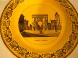 une plaque jaune sur laquelle figure l'image d'un bâtiment