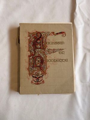 un livre posé sur un lit recouvert d'un drap blanc