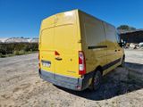 l'arrière d'une camionnette jaune est garé sur un parking