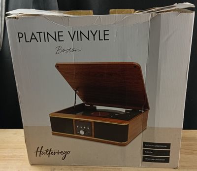 une boîte contenant un tourne-disque, posée sur une table