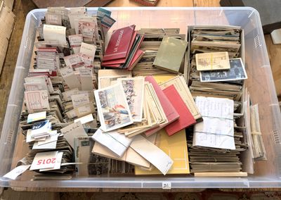 un bac en plastique rempli d'une multitude de livres et de papiers