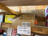 de nombreuses boîtes sur les rayons d'un magasin, munies d'étiquettes de prix