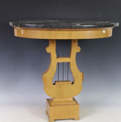 une photo d'une table en bois avec un plateau en marbre noir