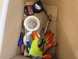 une boîte en carton avec un tas d'outils à l'intérieur