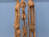 trois sculptures en bois posées sur une table