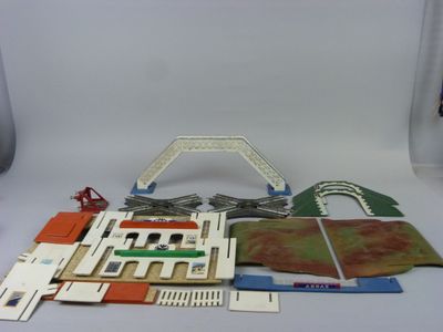 beaucoup de petits trains miniatures posés sur une table blanche