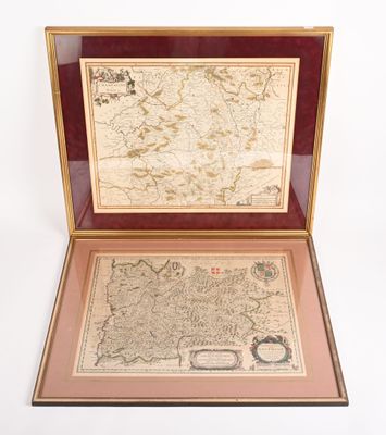 une vieille carte dans un coffret en bois posé sur une surface blanche