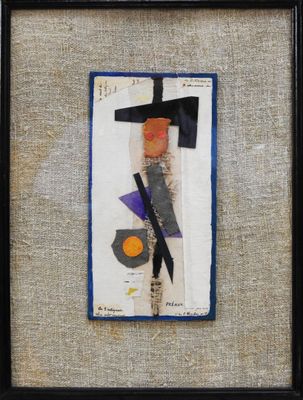 œuvre d'art encadrée représentant une croix et un œuf dessinés sur une feuille de papier