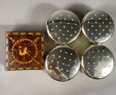 CARON Lot de 4 poudriers On joint un coffret à décor marquet…