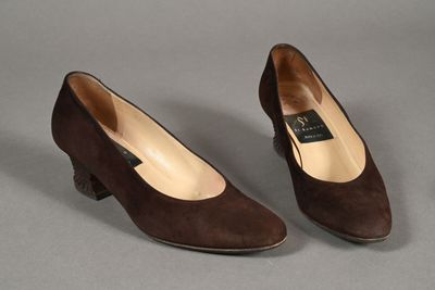 DI SANDRO. Paire d'escarpins en nubuck marron, talon de 5cm …