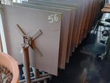 une horloge accrochée au mur à côté d'une plante en pot