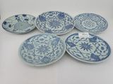 six assiettes bleues et blanches ornées de fleurs et de feuilles