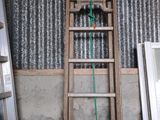 une échelle adossée au mur d'une pièce