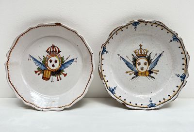 deux assiettes à motifs différents posées sur une surface blanche