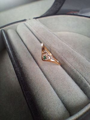 Petite bague en or jaune (750/1000)ornée d'une pierre verte …