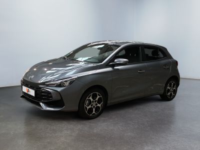 Une voiture grise est garée dans une pièce aux murs blancs.