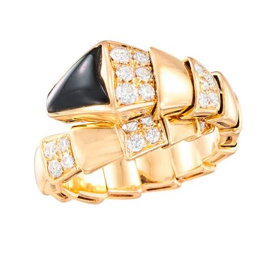 une image représentant une bague en or sertie d'une pierre noire et de diamants