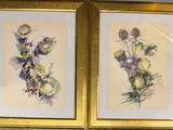 deux photos de fleurs encadrées dans un cadre doré