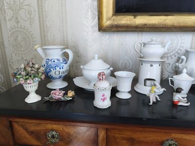 une commode sur laquelle sont posés de nombreux objets divers