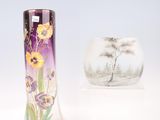 deux vases ornés de fleurs, posés l'un à côté de l'autre