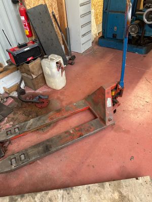 une photo d'un garage avec des outils par terre