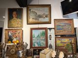 Il y a de nombreux tableaux encadrés accrochés au mur dans cette pièce.