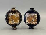deux petits vases posés côte à côte sur une surface blanche
