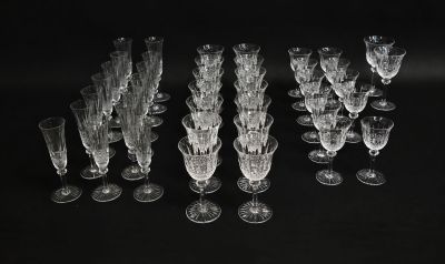 un assortiment de verres à vin posés sur une surface noire