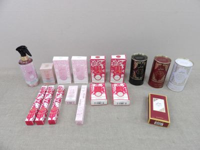 de nombreux parfums différents sur la table