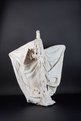 Sculpture en plâtre et tissu représentant un homme oiseau fa…
