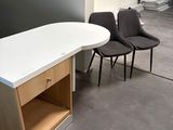 deux chaises et une table dans le coin d'une pièce