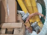 une boîte remplie d'objets assortis qui s'y trouvent