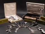 beaucoup d'argenterie dans un coffret sur une table
