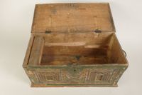 Coffret en bois sculpté à façade polychrome simulant deux ou… (photo 2)