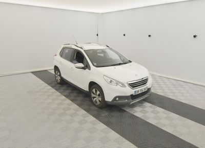 la photo d'une voiture blanche garée dans un garage