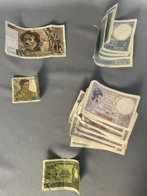 plusieurs types de monnaie disposés sur une table