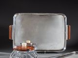 un plateau en argent avec un miroir et un récipient en verre