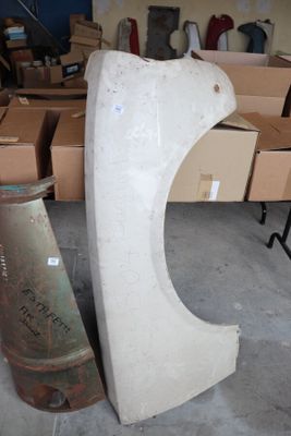 un gros morceau de béton posé à côté d'un gros morceau de métal