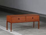 une petite table en bois surmontée de deux tiroirs