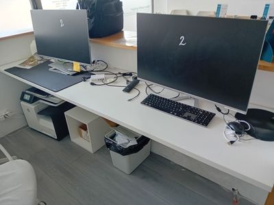 deux écrans d'ordinateur sur un bureau avec un clavier et une souris