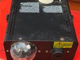 une image représentant une machine posée sur une table rouge