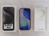 Trois iPhones sont posés dans une boîte sur une surface blanche.