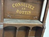 an old wooden shelf with a sign on it that says consulez le bottin
