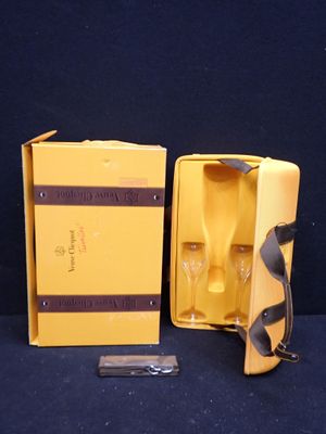 une boîte jaune contenant un verre à vin et une bouteille