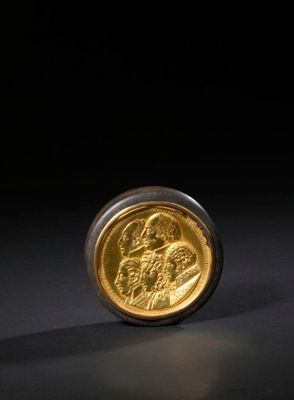 une image représentant une pièce d'or posée sur une surface noire
