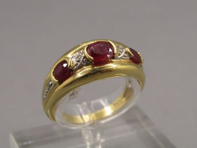 une image représentant une bague en or sertie d'un rubis et de diamants