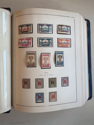 un livre ouvert avec des timbres sur une table