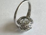 une bague en argent sertie d'une pierre transparente