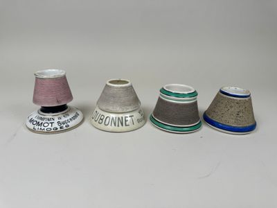 trois bobines de fil et une bobine de fil sur une surface blanche